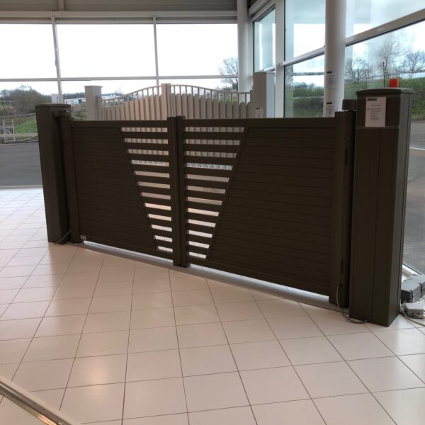 Portail battant en aluminium motorisation intégrée