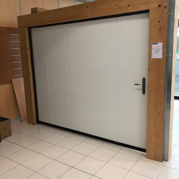 Porte de garage motorisée refoulement latéral