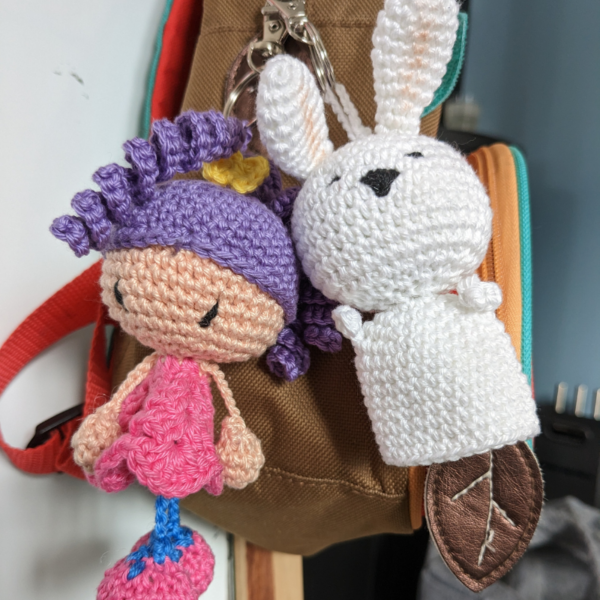 Porte clé – Lila en crochet