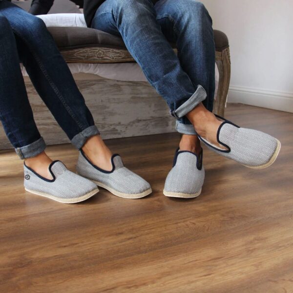 Charentaises blanches et bleues