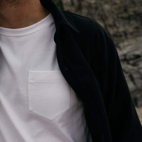 Le t-shirt blanc avec sa poche