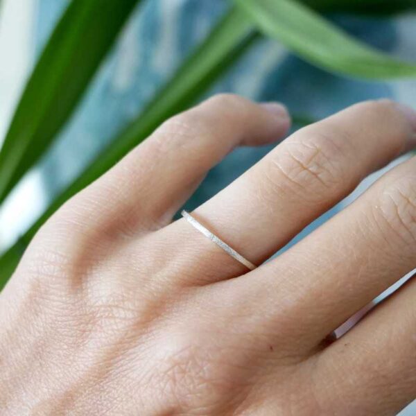 Bague très fine sablée empilable argent 925 recyclé pour femme et pour homme