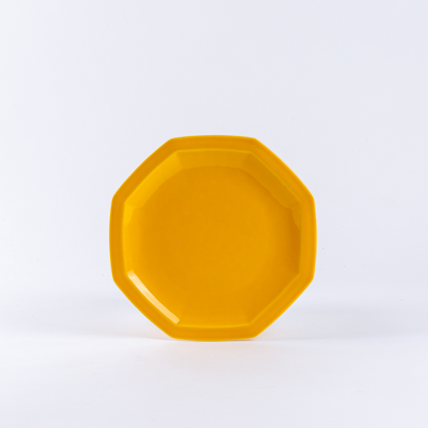 L’assiette à dessert en porcelaine octogonale jaune moutarde