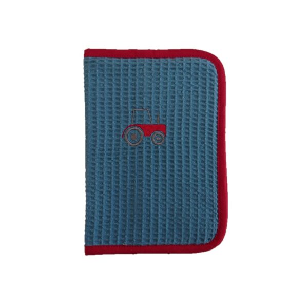 Protège carnet de santé en nid d’abeille bleu broderie tracteur